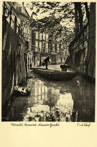 4168 Afbeelding van een bootje in de Kromme Nieuwegracht te Utrecht, tijdens baggerwerkzaamheden.